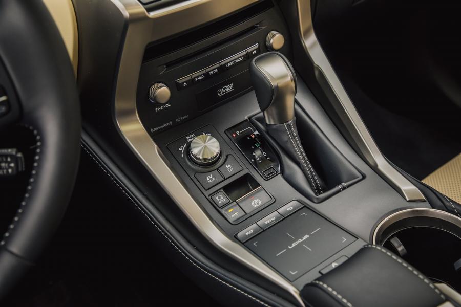 Детали интерьера Lexus NX300h 2017 года  (NA) (фото 9 из 15)